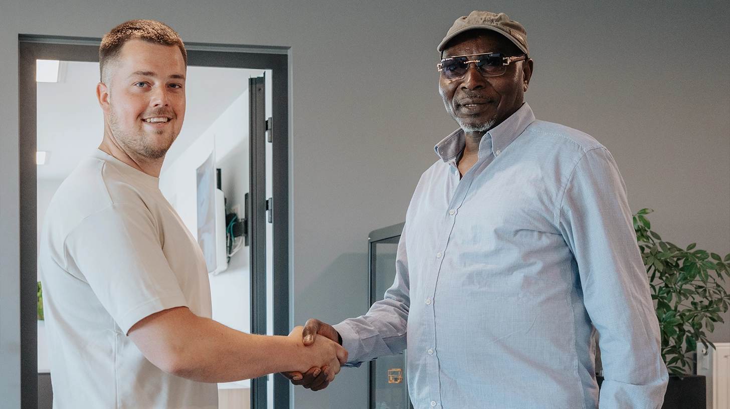 Happy customers who have previously done business with Elro Trucks Belgium