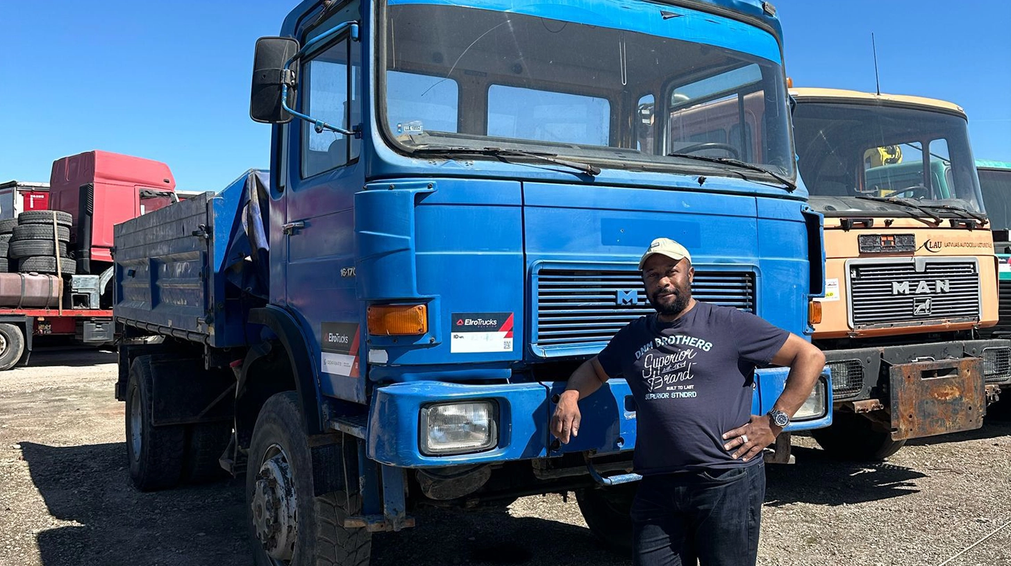Happy customers who have previously done business with Elro Trucks Belgium