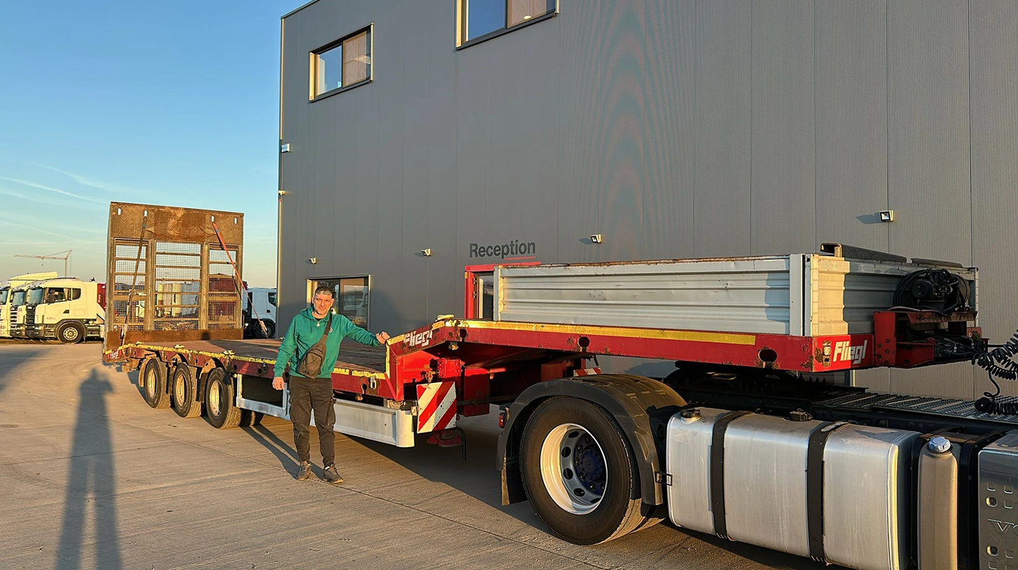 Happy customers who have previously done business with Elro Trucks Belgium