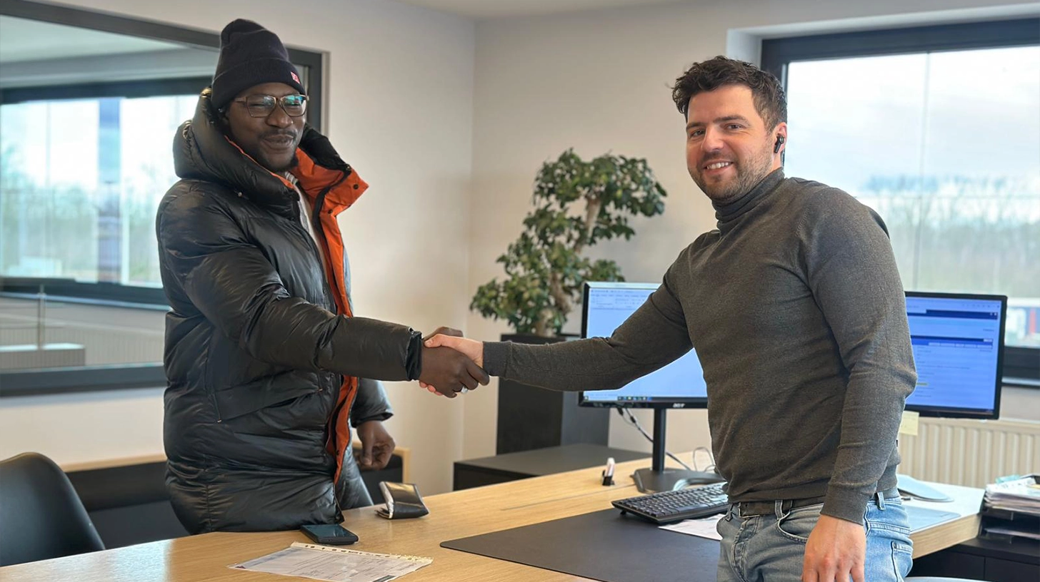 Happy customers who have previously done business with Elro Trucks Belgium